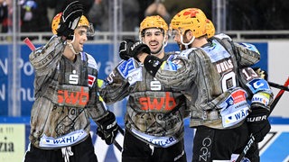 Mehrere Spieler der Fischtown Pinguins bejubeln einen Treffer.