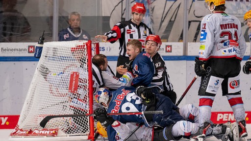 Wildes Getümmel auf der Eisfläche vor dem Tor von Pinguins-Keeper Maximilian Franzreb mit Spielern aus München.