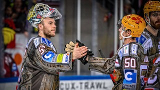 Maximilian Franzreb und Patch Alber klatschen ab.