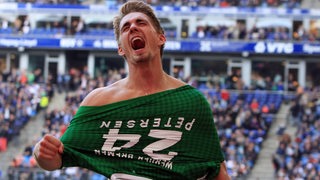 Werder-Profi Nils Petersen reißt sich nach einem Tor gegen den HSV freudeschreiend das Trikot runter.