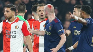 Ex-Werderaner Davy Klaassen blutet aus einer Wunde am Hinterkopf.