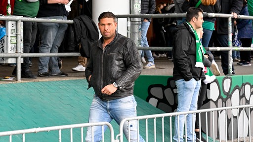 Ex-Werder-Keeper Tim Wiese läuft vor dem Weser-Stadion entlang.