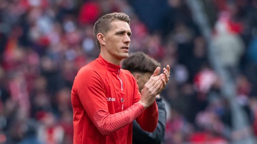 Nils Petersen applaudiert im Freiburg-Dress.