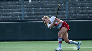 Die Bremer Hockey-Spielerin Lena Frerichs führt auf dem Feld einen Schlag aus.