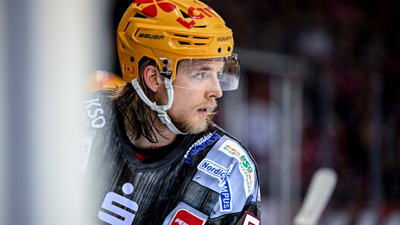 Eishockey-Spieler Moritz Wirth von den Fischtown Pinguins in Nahaufnahme von der Seite auf dem Eis.