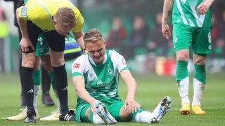 Werder-Verteidiger Amos Pieper liegt verletzt auf dem Rasen.