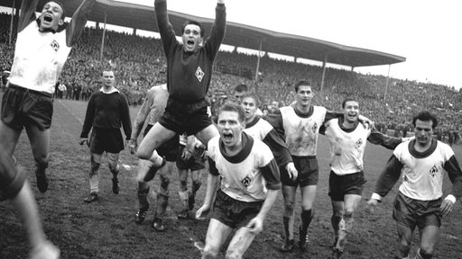 Jubelszene auf dem Spielfeld am letzten Spieltag der Saison 1964/1965