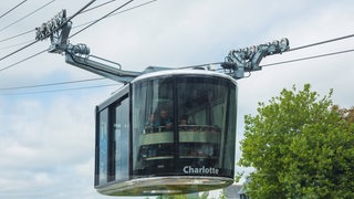 Eine Seilbahn fährt durch Brest.