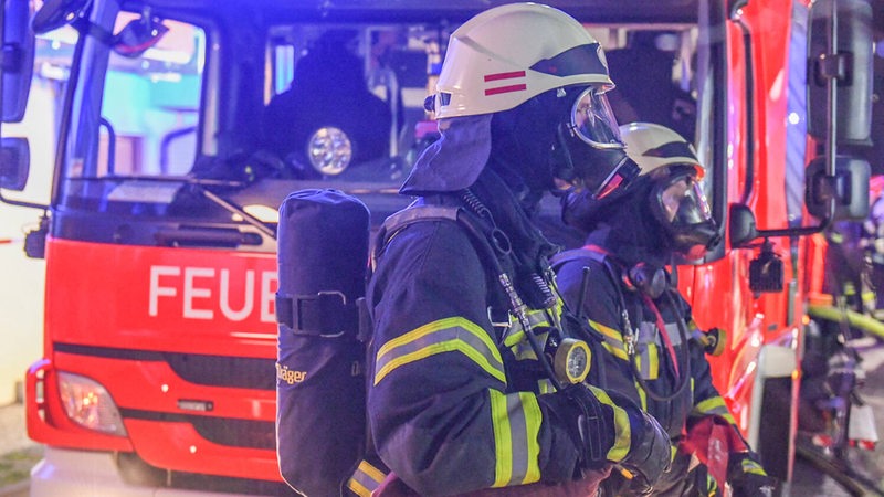 Feuerwehrleute mit Atemschutzmasken (Symbolbild).