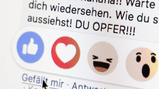 Gestellte Aufnahme zum Thema Mobbing in sozialen Netzwerken. Neben dem Gefällt mir Button von Facebook sind die Worte Du Opfer zu sehen. 