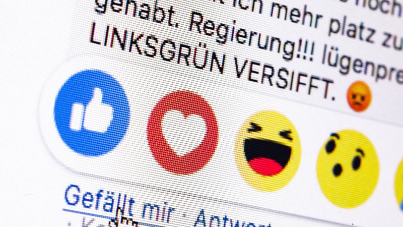 Symbolfoto: Gestellte Aufnahme zum Thema Hasskommentare in Sozialen Netzwerken. Neben dem gefällt mir Button von Facebook sind die Worte linksgrün versifft zu sehen.