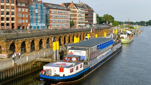 Das Theaterschiff am Anleger an der Weserpromenade Bremen