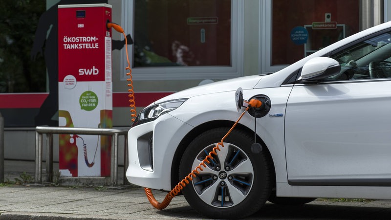 E-Auto an einer Ladesäule der SWB (Symbolbild)