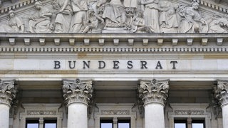 Der Schriftzug "Bundesrat" über dem Eingang des Bundesrates.