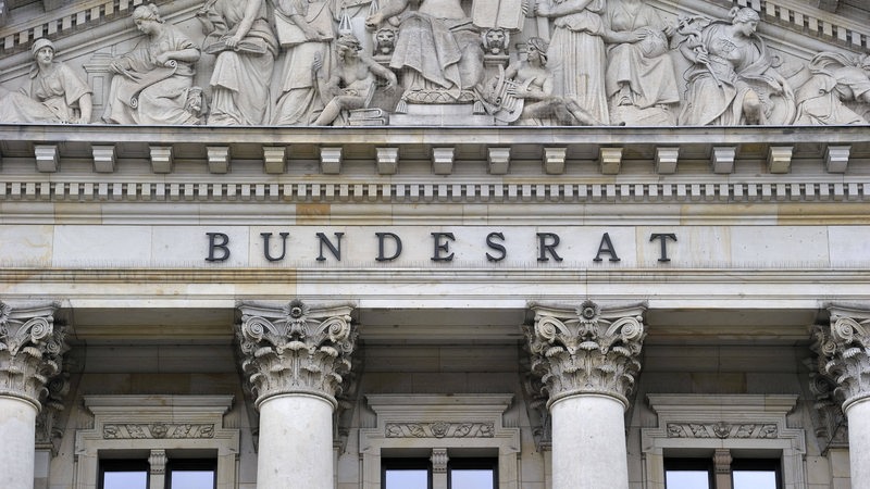 Der Schriftzug "Bundesrat" über dem Eingang des Bundesrates.