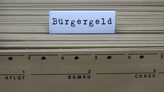 Schild mit "Bürgergeld" an einem Hängeregister (Symbolbild)