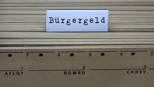 Schild mit "Bürgergeld" an einem Hängeregister (Symbolbild)