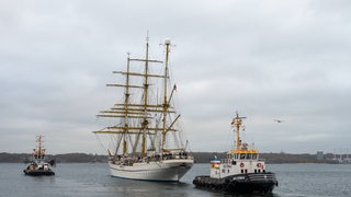 Das Segelschuschiff Gorch Fock liegt auf See.