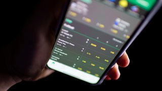 Eine Sportwettenapp zeigt Wetten mit ihren Wettquoten auf einem Smartphone an.
