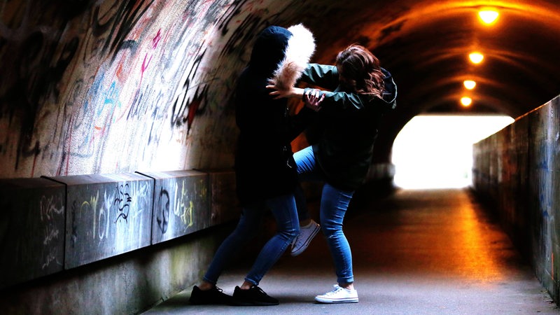 Eine Frau wird in einem Tunnel angegriffen (Symbolbild)