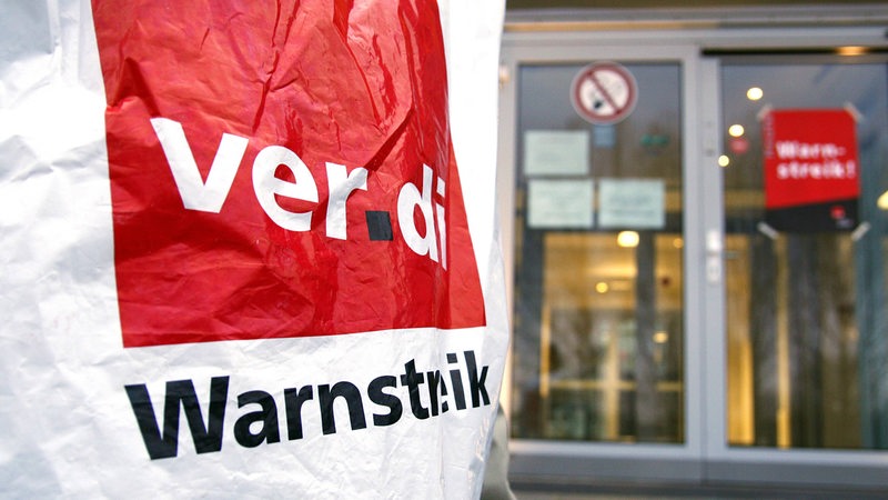 Warnstreik-Transparent vor einem Telekom-Gebäude.