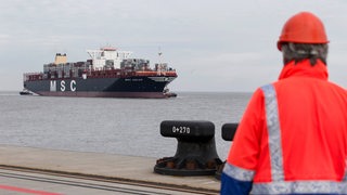 Hafenarbeiter an der Kaje des Jade-Weser-Ports