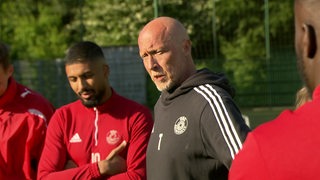 OSC-Trainer Björn Böning spricht im Training zu seinen Spielern.