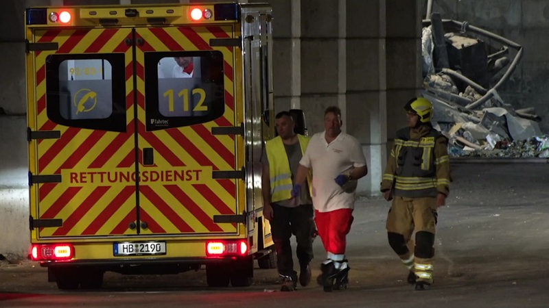 Ein Rettungswagen beim Brand in Bremen am Montagabend. 