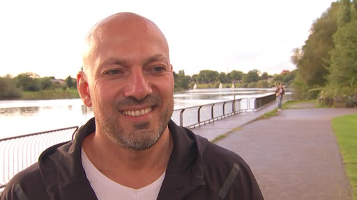 Yasin Seiwasser, Mentaltrainer bei Werder Bremen, lächelt.