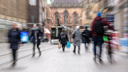 Passanten laufen durch die Bremer Innenstadt.