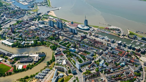 Aus der Luft ist eine Innenstadt am Wasser zu sehen.