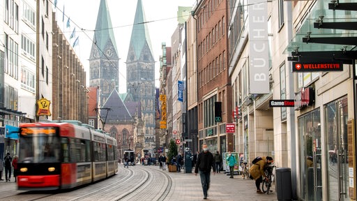 Eine Straßenbahn fährt durch die Obernstraße in der Bremer Innenstadt.