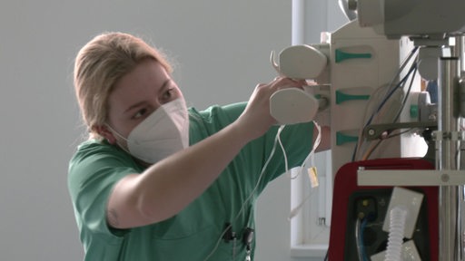 Eine Krankenschwester bei der Arbeit.