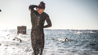 Ironman Oliver Reinicke kommt aus dem Meer gelaufen.