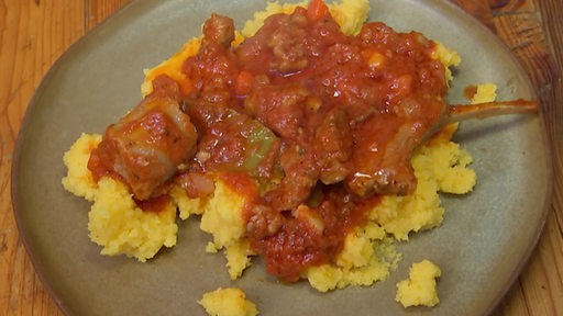 Italienisches Gericht: Polenta mit italienischer Salsiccia in Sugo