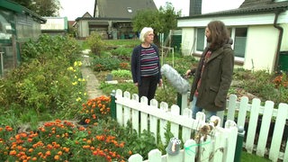 Der Reporter Frederik Radeke interviewt Jade in ihrem Garten in Schweiburg.