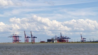 Blick auf die Kräne am Containerterminal Jade-Weser-Port in Wilhelmshaven.