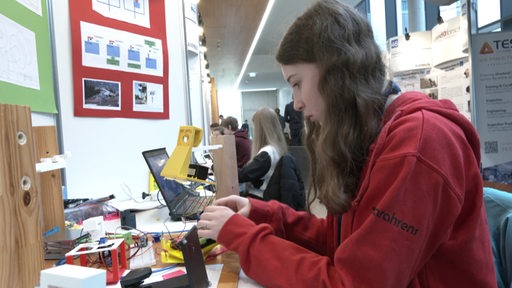 Jugendliche arbeiten an ihren Projekten