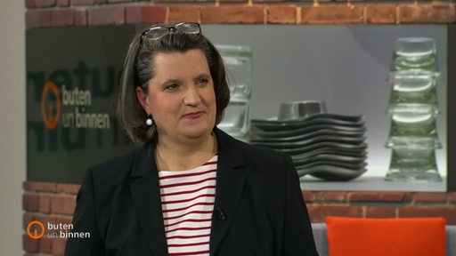 Die Kunsthistorikerin Julia Bulk im Studio von buten un binnen.