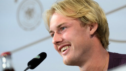 Julian Brandt spricht auf einer Pressekonferenz