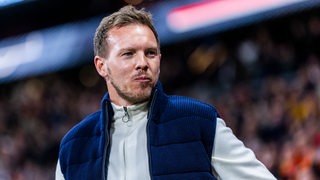 Bundestrainer Julian Nagelsmann steht am Spielfeldrand