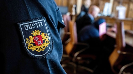 Ein Justizbeamter steht im Gerichtssaal