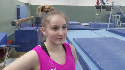 Karina Schönmaier in einer Turnhalle im Interview.