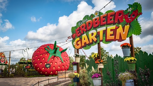 In Karls Erlebnisdorf in Elstal bei Berlin steht "Erdbeer Garten" auf einem Schild.