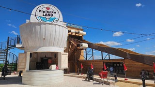 Eröffnung von Karls Erlebnispark - Pipikaka Land (ein riesiges Holzklo als Eisverkaufstand)