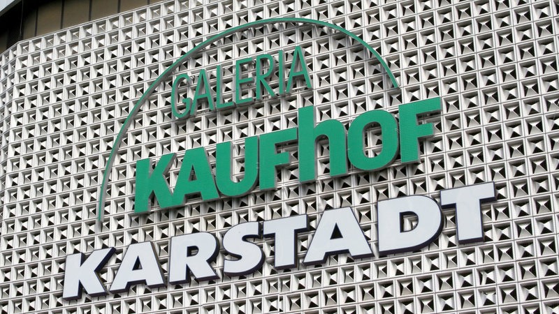 Logo Galeria Kaufhof und Karstadt an einer Häuserfassade (Montage)