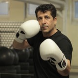 Kickboxer Majid Abedi beim Training mit Boxhandschuhen.