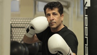 Kickboxer Majid Abedi beim Training mit Boxhandschuhen.