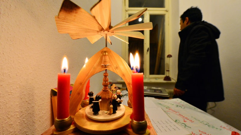 Eine kleine Weihnachtspyramide dreht sich im winzigen Zimmer eines afghanischen Flüchtlings im Kirchenasyl.