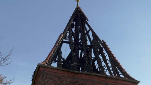 Der ausgebrannte Kirchturm in Wulsdorf.